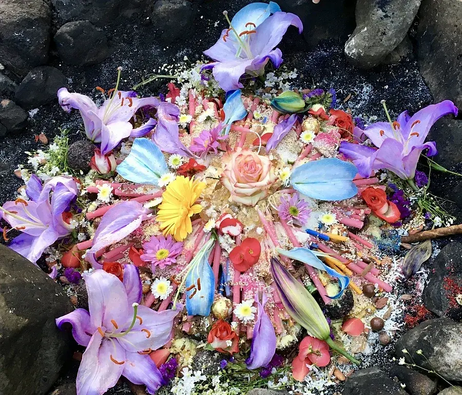 Ein Mandala aus Blüten, Kristallen und Kerzen