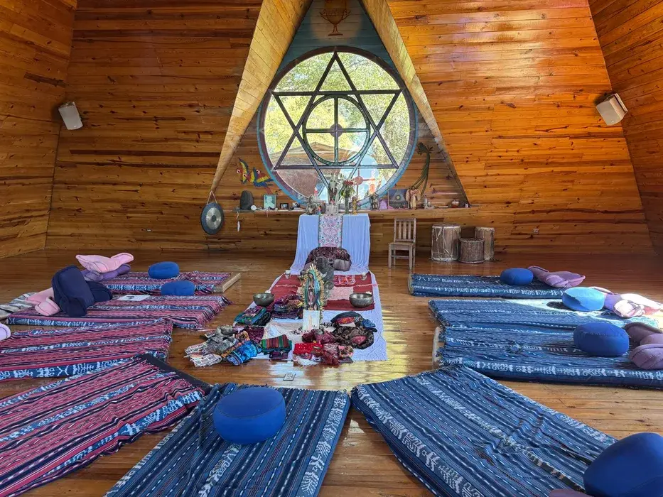 Der Innenraum der Pyramide mit vier Altären