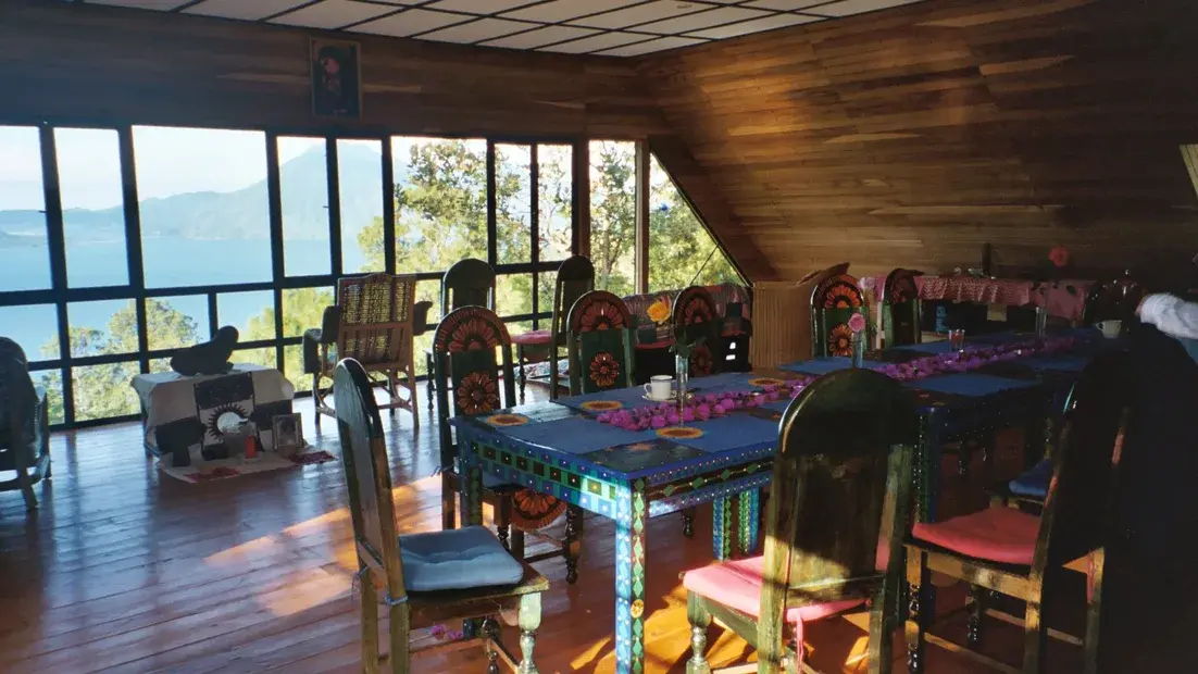 Der Seminarraum Salón Kawoq mit Blick über den See