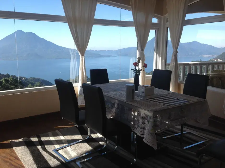 Gedeckter Tisch am Panoramafenster mit Blick über den See