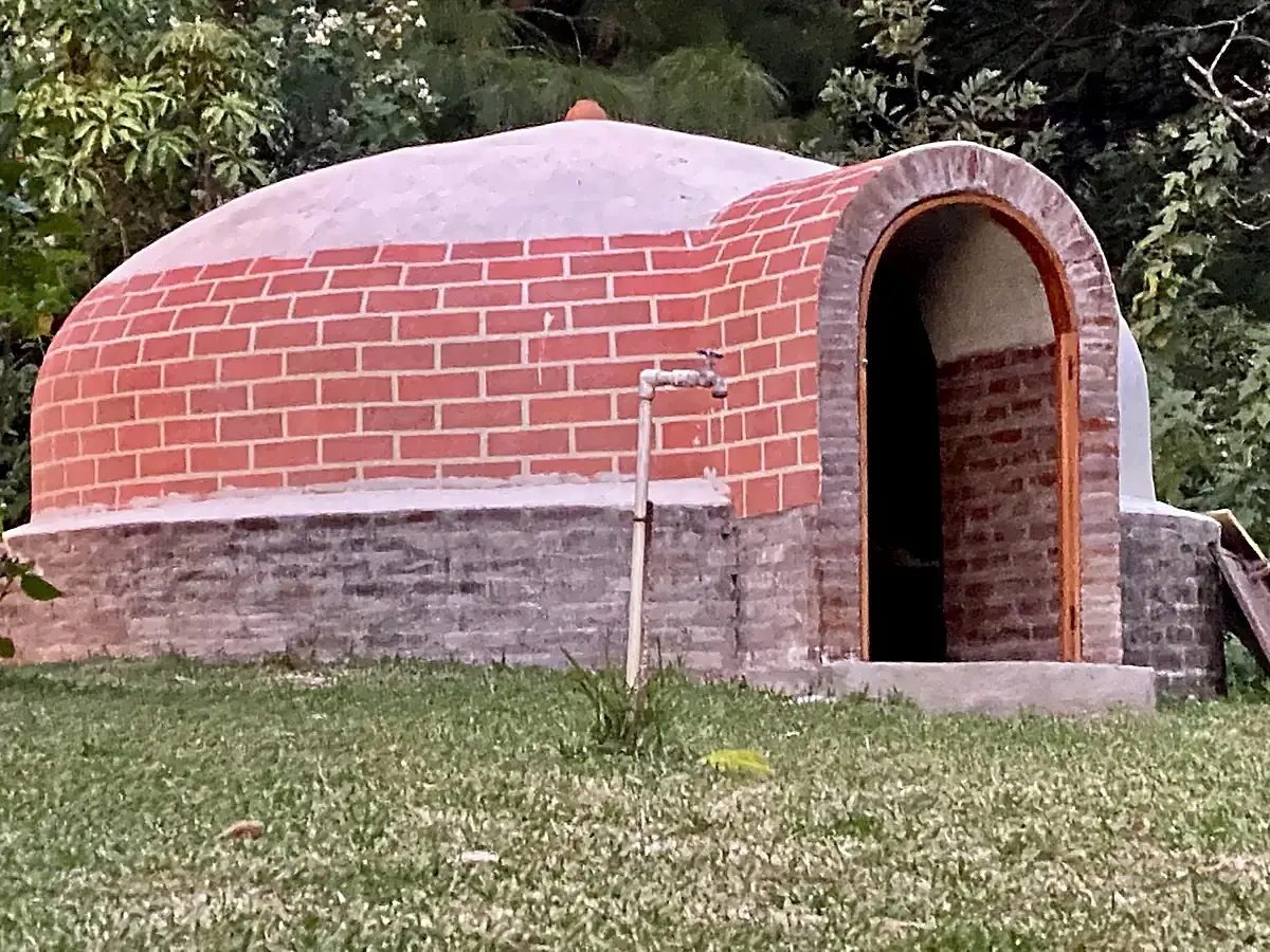 Die TAMAZCAL-Schwitzhütte, ein gemauerter Kuppelbau im Garten